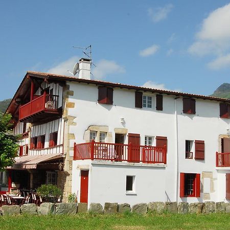 Hotel Pikassaria Sare Kültér fotó